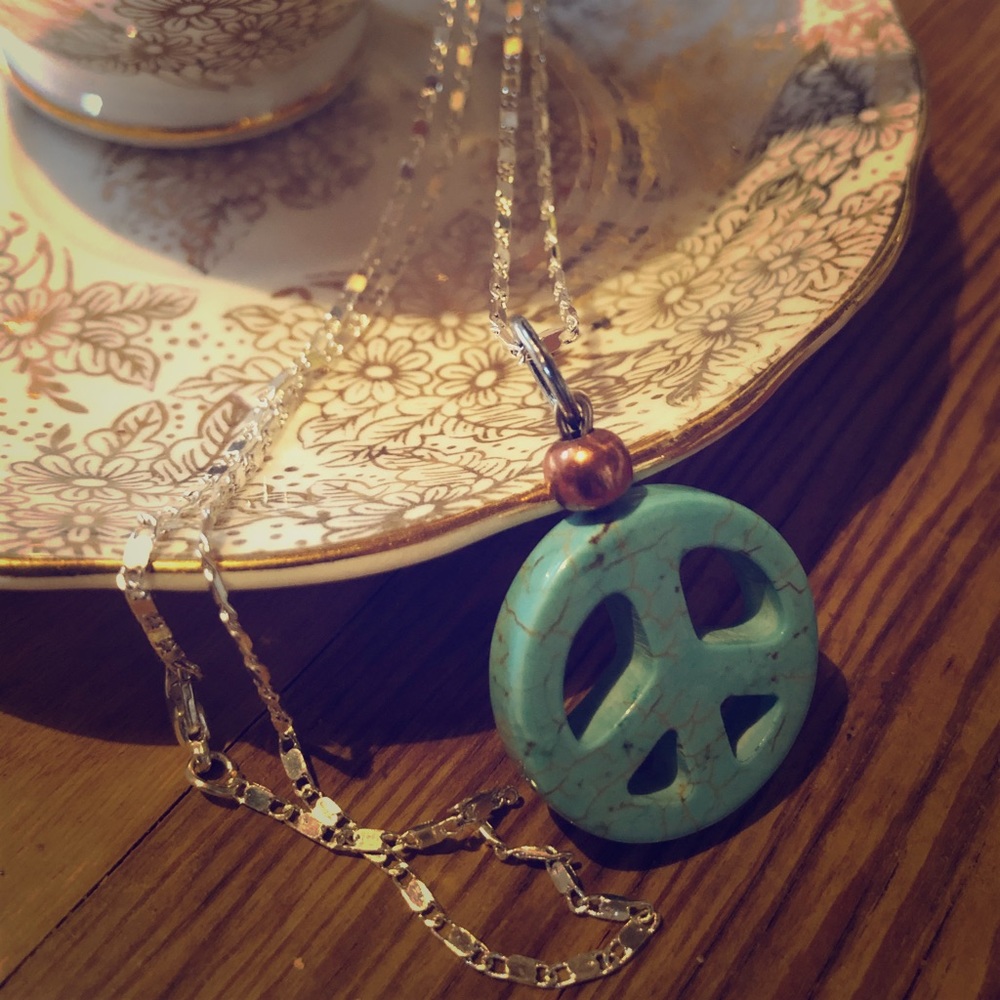 🐶.   18” ☮ᑭEᗩᑕE ᔕIGᑎ ᑕᕼᗩᖇᗰ ᑎEᑕKᒪᗩᑕE ☮